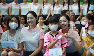 Top 25 Hoa hậu Việt Nam 2024 trao quà cho bệnh nhi tại Bệnh viện Trung ương Huế