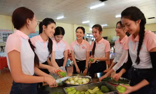 Top 25 Hoa hậu Việt Nam 2024 nấu cơm từ thiện gửi đến bệnh nhân Bệnh viện TƯ Huế