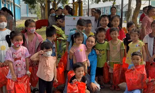 Hoa hậu Thùy Tiên cùng Hội đồng Đội TƯ trao sân chơi cho trẻ em tại miền Tây