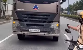 Cảnh sát rút súng truy đuổi xe vi phạm như phim; Hồ thủy lợi lớn nhất Việt Nam xả nước 1 tuần