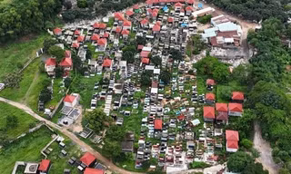 TPHCM trục xuất 2 người nước ngoài; Nghĩa trang tự phát 'mọc' giữa thành phố