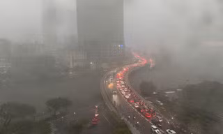 TPHCM mưa trái mùa như trút, người dân không kịp trở tay