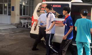TPHCM: Một thí sinh đến điểm thi tốt nghiệp bằng xe cấp cứu