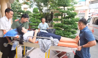 Xem xét đặc cách cho thí sinh gãy sống lưng phải nằm làm bài thi
