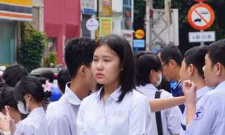 Clip: Thí sinh ôm mẹ khóc nức nở khi vừa bước ra khỏi phòng thi 