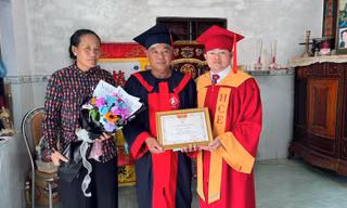 Cảm động hình ảnh ba thay con trai đã qua đời nhận bằng tốt nghiệp xuất sắc 
