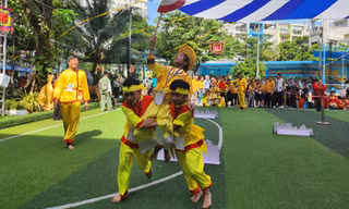 Học sinh TPHCM thích thú khi hoá thân thành nữ tướng cưỡi voi đánh trận