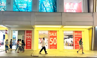 Black Friday mở sớm, hàng hiệu 'sale chồng sale' vẫn ế chỏng chơ 