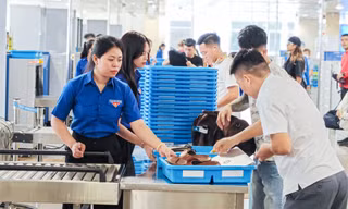 Bên trong sân bay Tân Sơn Nhất thời điểm 'khởi động' kỳ nghỉ lễ 5 ngày