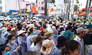 Người dân nối hàng dài chờ chiêm bái xá lợi trái tim Bồ tát Thích Quảng Đức 