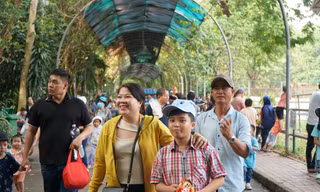 Hàng nghìn người đổ về Thảo Cầm Viên dịp Tết Dương lịch 
