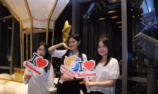65 sinh viên nhận học bổng Nâng bước Thủ khoa ngắm 'thành phố không ngủ' từ tòa nhà cao nhất Việt Nam
