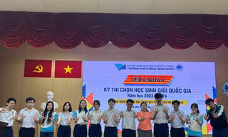 Nữ sinh lớp 10 ở TPHCM đạt giải nhất môn Văn quốc gia