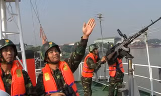 ‘Đánh địch’ bảo vệ, cứu tàu
