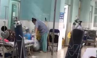 Ảnh: Hằng ngày F0 khỏi bệnh này chăm sóc từng bệnh nhân mắc COVID và quan tâm chia sẻ động viên họ