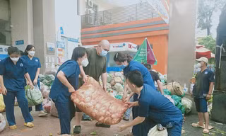 Hành trình đưa nông sản đến tận tay bà con nghèo ở tâm dịch TPHCM