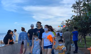 Vũng Tàu cấm tắm, du khách ngậm ngùi ngồi bờ kè ngắm biển