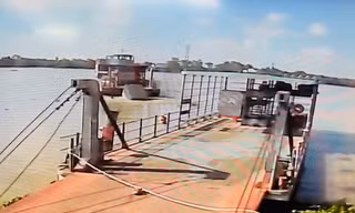 CLIP: 3 người thoát chết khi ô tô tải rơi xuống sông Tiền