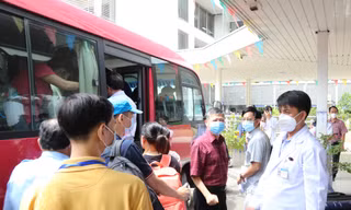 Các bác sĩ 'hai ba lô' lại lên đường vào tâm dịch COVID-19