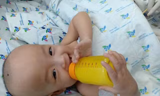 Nụ cười đáng yêu của cặp song nhi sau gần 20 ngày tách rời