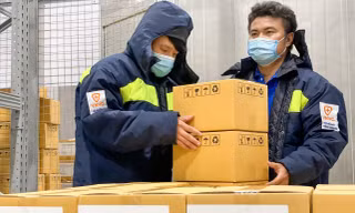 Tiếp tục bàn giao hơn 1,2 triệu liều vắc xin COVID-19 cho Bộ Y tế