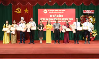 60 cán bộ dự nguồn ở 5 tỉnh thành nhận bằng cao cấp lý luận chính trị