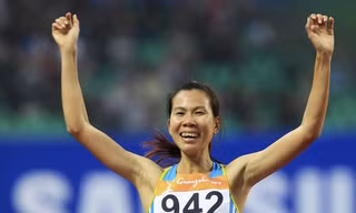 Nụ cười rạng rỡ của Thanh Hằng khi về đích thứ hai ở chung kết cự ly 1500m. Ảnh: Reuters