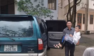Đưa đón học sinh đến trường dự thi. 