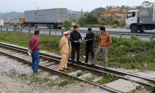 Các ngành chức năng ở Lạng Sơn thường xuyên kiểm tra, đôn đốc nhưng những vi phạm ATGT trên tuyến đường sắt vẫn chưa xử lý dứt điểm -Ảnh: Duy Chiến 