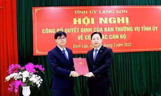 Lãnh đạo Tỉnh ủy Lạng Sơn trao Quyết định cho ông Nguyễn Văn Hà đảm nhiệm chức vụ Phó Bí thư Huyện ủy huyện Đình Lập -Ảnh: Duy Chiến 