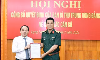 Đại tá Trần Xuân Mạnh (bìa phải) nhận Quyết định. (ảnh: Đ.Q)