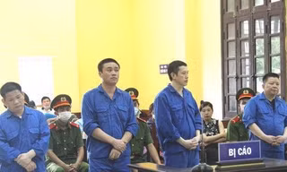 Các bị cáo (từ phải qua trái): Triệu Ký Voòng, Sồng A San, Phạm Xuân Lân ra tòa lĩnh án tử hình và bị cáo Liễu Văn Cây án tù chung thân -Ảnh: TL