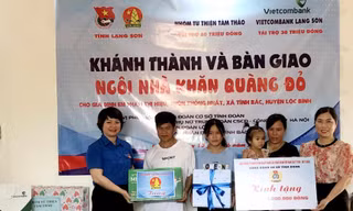 Trao quà mừng nhà mới cho gia đình em Hiệu. Ảnh: Duy Chiến