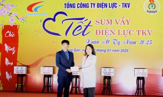 Tặng quà tết cho công nhân. 