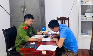 Đối tượng Vị (bên phải) khai nhận hành vi tại cơ quan công an. 