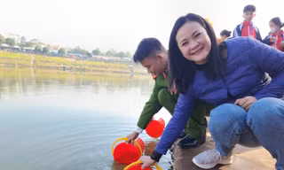 Thả cá chép Tết ông Công, ông Táo (ảnh: Duy Chiến)