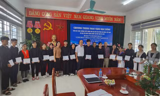 Đại sứ quán Trung Quốc trao học bổng cho học sinh Cao Bằng.