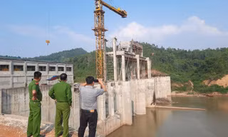 Lực lượng chức năng tỉnh Lạng Sơn khẩn trương tìm kiếm nạn nhân và điều tra nguyên nhân sự việc -Ảnh: PV