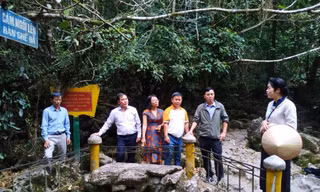 Du khách đến thăm quan, tìm hiểu tại Pác Bó. Ảnh: T. Hiển 