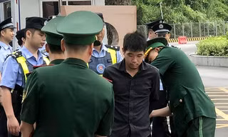 Đối tượng Lộc Văn Hoàn (giữa) bị bắt giữ. Ảnh: H.T