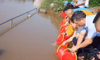 Thả cá trên sông Kỳ Cùng.