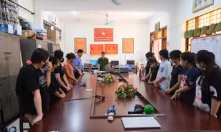 Các đối tượng tại cơ quan công an. Ảnh: G.H