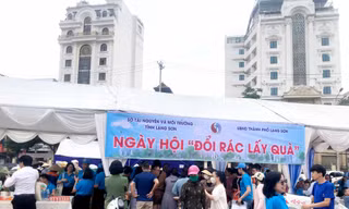 Sôi nổi ngày hội đổi rác lấy quà. Ảnh: Duy Chiến 