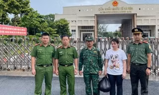 Bắt giữ đối tượng Lý Thị Lan tại cửa khẩu Hà Tiên, tỉnh Kiên Giang. 