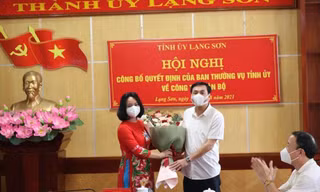 Lãnh đạo thành phố Lạng Sơn tặng hoa chúc mừng bà Nông Bích Diệp
