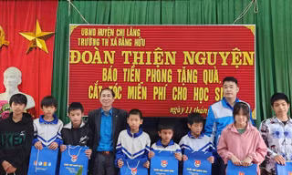 Tặng quà cho các em học sinh vùng ba Bằng Hữu .Ảnh: Duy Chiến 