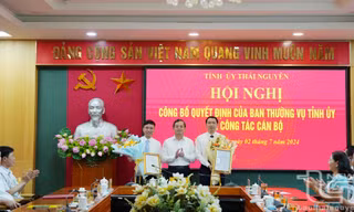 Hai cán bộ được luân chuyển, bổ nhiệm nhận hoa chúc mừng. Ảnh: L.L