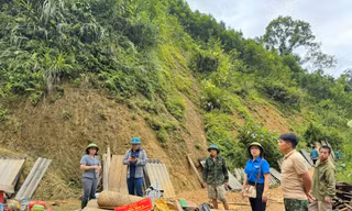 Đoàn viên thanh niên huyện Tràng Định giúp di chuyển đồ đạc đến nơi an toàn. (ảnh: Duy Chiến)