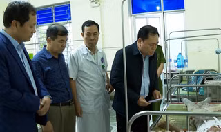 Lãnh đạo tỉnh Lạng Sơn thăm hỏi người gặp nạn. 