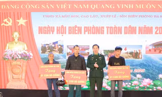 Biên phòng Ba Sơn trao hỗ trợ sinh kế cho nhân dân giáp biên giới. 
